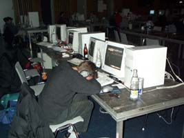 Schlafender 'Counter Strike'-Spieler mit Kopf auf Tastatur